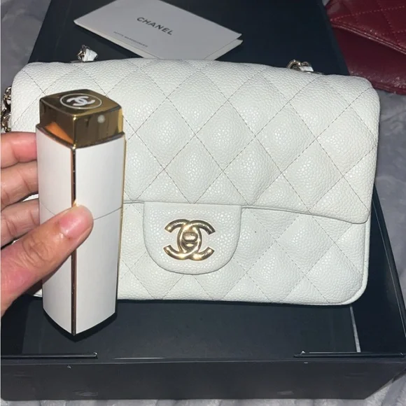 Classic Chanel White Quilted Leather Shoulder Bag with Chanel Perfume - Picture 6 of 12
